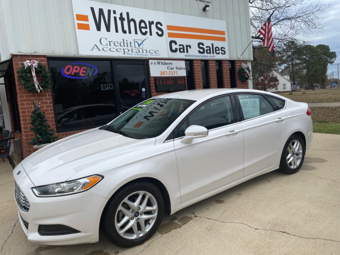 2016 White /Black Ford Fusion SE (3FA6P0H76GR) with an 2.5L L4 DOHC 16V engine, 6-Speed Automatic transmission, located at 204 Hwy. 16 East, Carthage, MS, 39051, (601) 267-7277, 0.000000, 0.000000 - Photo#1